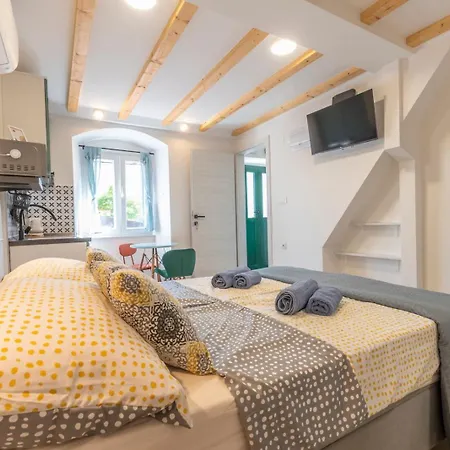 Old Town & Ela Place Гостьовий будинок 3*