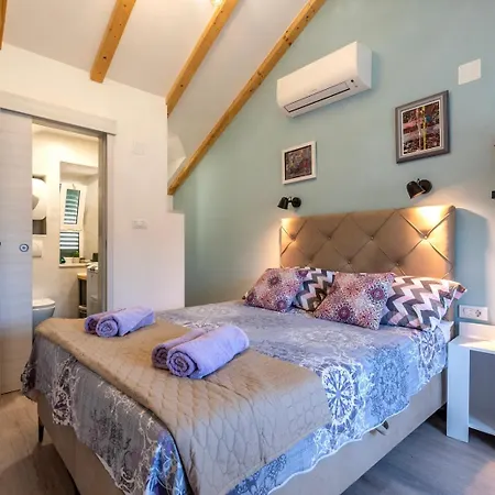 Old Town & Ela Place Гостьовий будинок