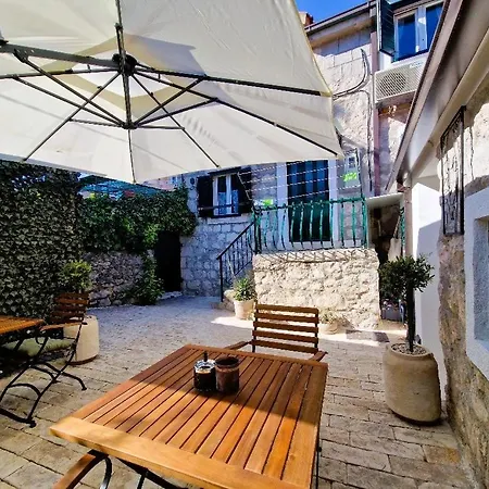 Old Town & Ela Place Гостьовий будинок 3*