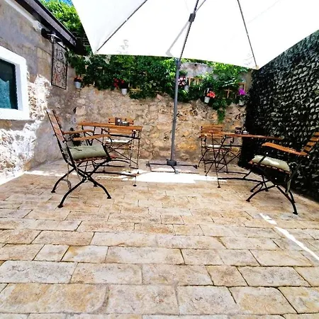 Guest house Old Town & Ela Place 3*