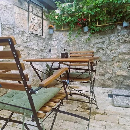 Old Town & Ela Place Гостьовий будинок