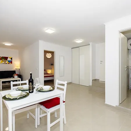 Guest house Old Town & Ela Place 3*