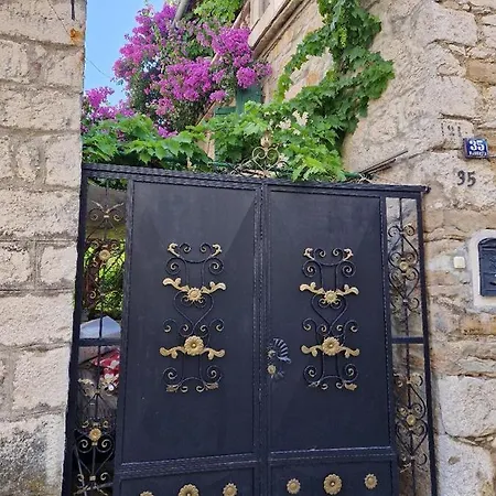 Old Town & Ela Place بيت ضيافة سبليت