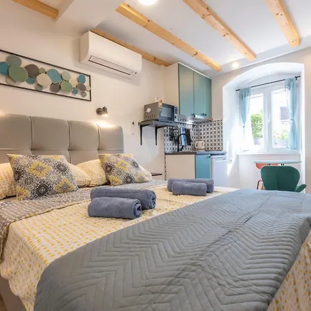 Guest house Old Town & Ela Place 3*