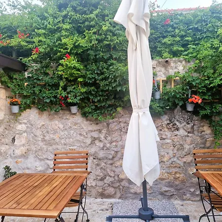 Old Town & Ela Place سبليت