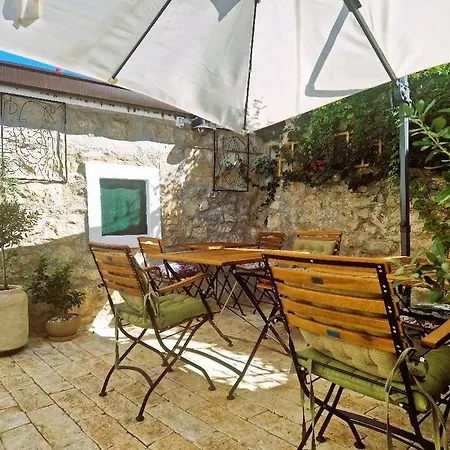 Old Town & Ela Place بيت ضيافة 3*